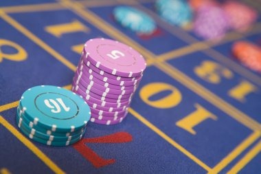 dehya live dealer interacting with players during Shio Table session